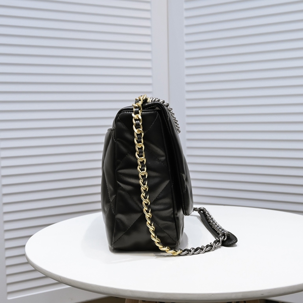 シャネルバッグ背面デザイン